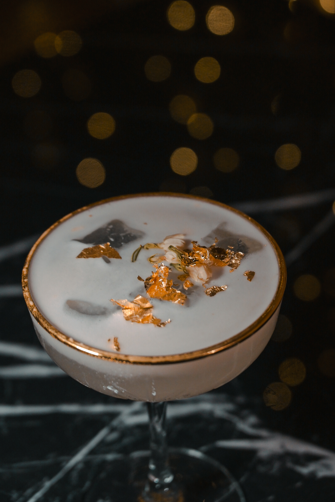 Cocktail signature ASAHI illuminato in penombra